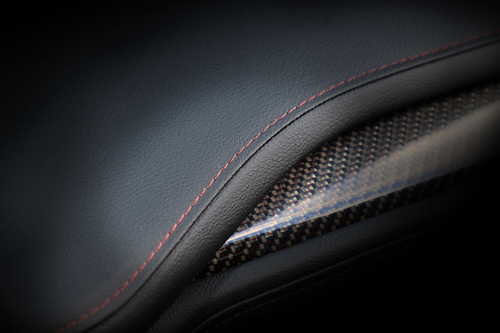 本革のダッシュボードに施された、人の手になるレッドステッチ。派手な分かりやすさより丁寧なつくり込みを重視した内装の仕立ては、自然で実直な走りの調律にも通じるところがある。