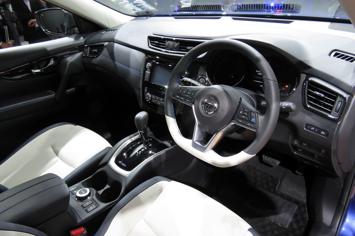 展示されていた「エクストレイルAUTECH」のインテリア。ストーンホワイトのシートなどが用いられていた。