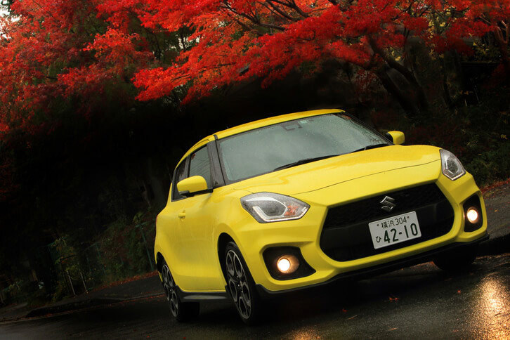 日本仕様の「スイフト」として初めての“3ナンバーサイズ”となった現行型「スイフトスポーツ」。拡大したトレッドに対応するため、フロントには標準車より長いサスペンションロワアームが採用された。