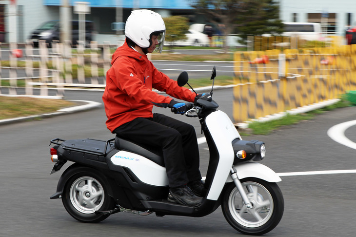 ホンダの電動ビジネススクーター「ベンリィe：I」。