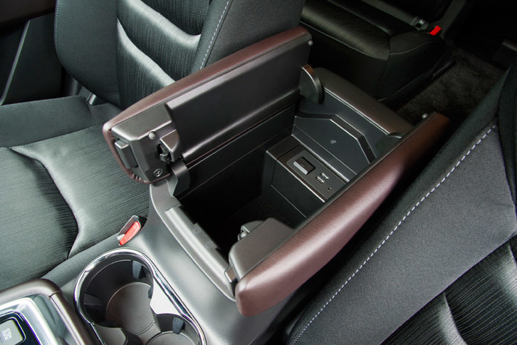 マツダCX-8 XDプロアクティブ（1列目センターコンソールボックス）