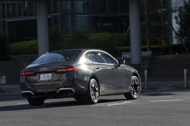 後輪操舵機構を搭載しないため5.9mの最小回転半径は駐車時などにちょっと気になるところ。「523i」は標準が5.7mで、後輪操舵装着時が5.3m。