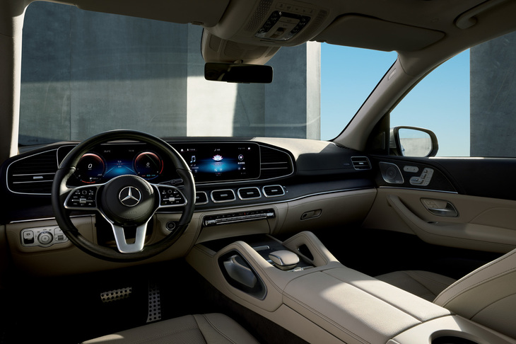 インストゥルメントパネルには、12.3インチサイズの液晶パネル2枚が並べて配置される。センターコンソール前方左右の大きなグラブハンドルは、SUVらしさを表現するものだという。