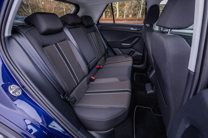 後席の背もたれには、60：40の分割可倒機構およびスキーホールが備わる。Cピラーが傾斜しているため少し圧迫感はあるが、頭上付近や足元の広さは十分確保されていた。