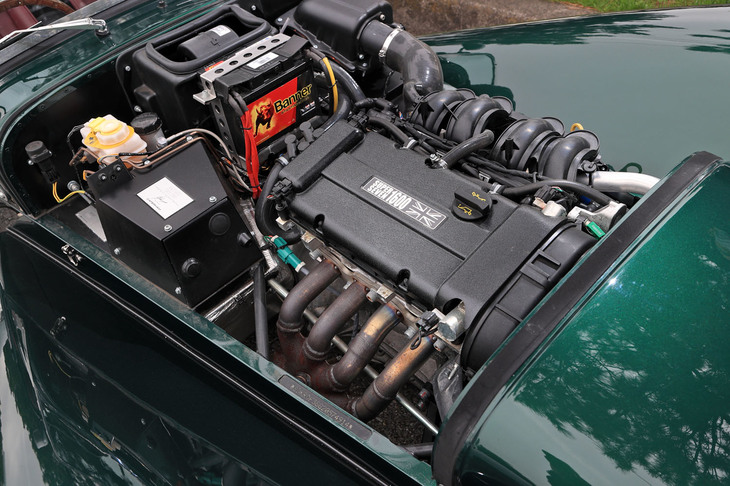 エンジンは最高出力135PSのフォード製1.6リッター直4 DOHC。ボア×ストロークは79.0×81.4mmというロングストローク型で、扱いやすいトルク特性を実現している。