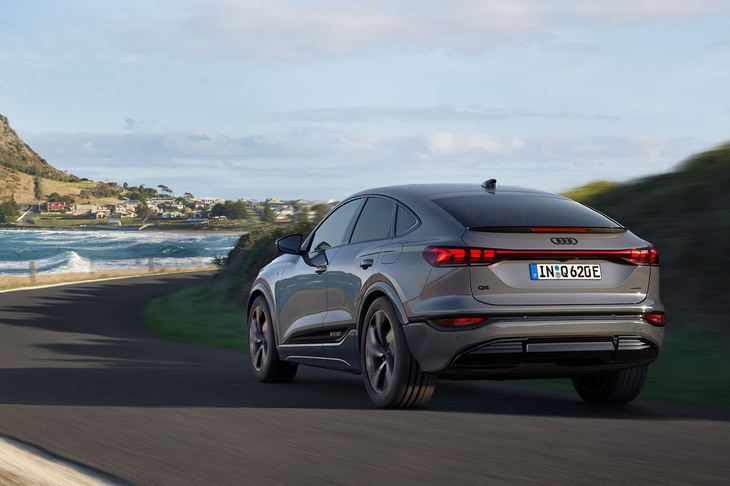 「アウディQ6スポーツバックe-tron」は、2025年3月に国内初披露された「Q6 e-tron」のクーペバージョン。Q6 e-tronよりも低い車高と、0.26のCd値（空気抵抗係数）を誇るスポーティーなフォルムが特徴とされる。