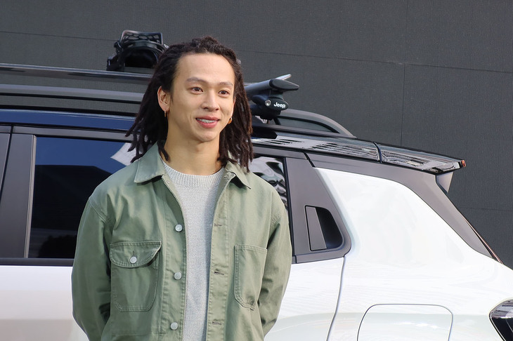 平野歩夢さんは、「初めて自分で買ったのはジープのクルマで、今現在も『ラングラー』に乗っています。そのブランドのアンバサダーを務めるのは光栄なことです」などとコメント。「アベンジャー」にも興味があるとのことで「コンパクトで乗りやすそう」などと評した。