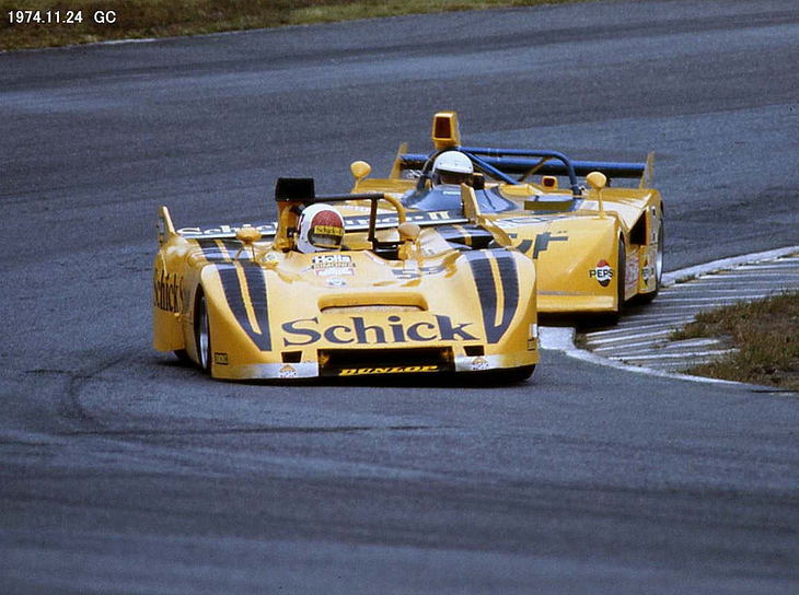 津々見友彦のドライブする「ローラT212」（手前）。高速コースである富士スピードウェイに合わせ、ボディーは大幅にモディファイされていた。（写真＝FUJI SPEEDWAY）