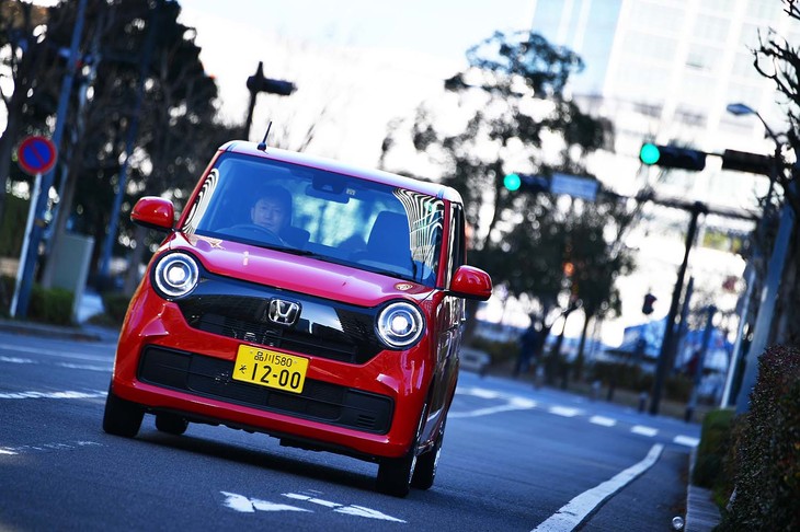 新型「N-ONE」は、ダンパーのスムーズな動きを可能にする横力キャンセルスプリングや前後スタビライザーを装備。快適で安定した走りが追求されている。