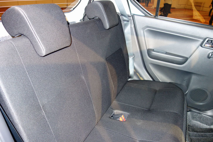 広々とした空間を実現したリアシート。身長185cmのスタッフが運転席に、その後ろに178cmの記者が乗っても、お互いに窮屈さは感じなかった。