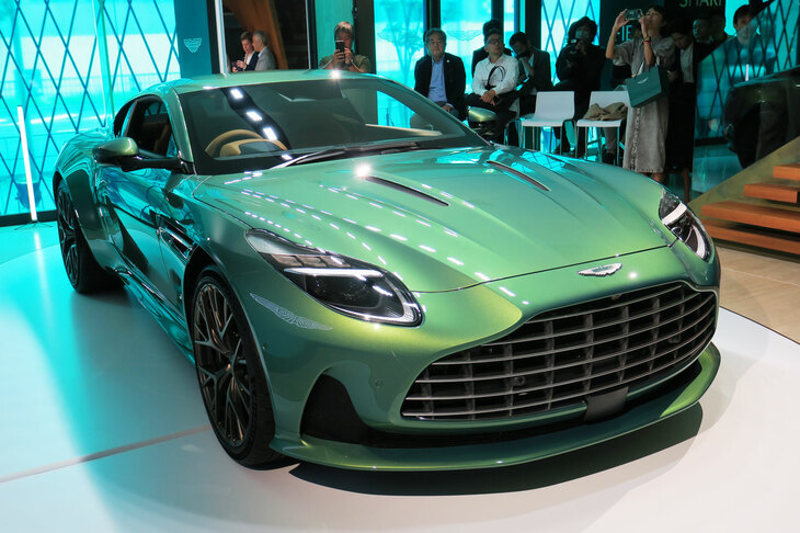 渕野氏と清水氏が愛してやまない「アストンマーティンDB11」だが、2023年5月に「DB12」（写真）にモデルチェンジ。奥ゆかしくもダイナミックなそのデザインは、過去のものとなってしまった……。