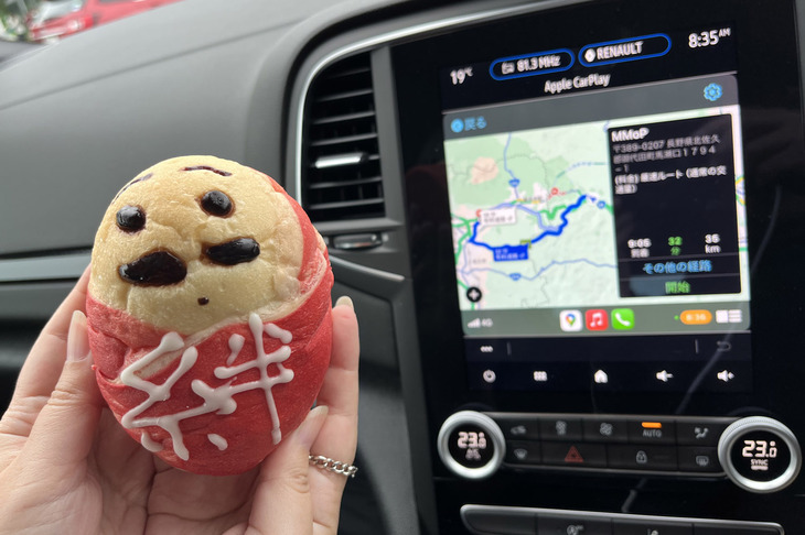 上信越道下り線の横川SAで、朝食代わりにとwebCG大和が購入したパン「だるまちゃん」。ベッカライグリュックが同SAでのみ限定販売する。しっとりと柔らかなパン生地の中にリンゴの果肉とカスタードクリームが入っていて美味。