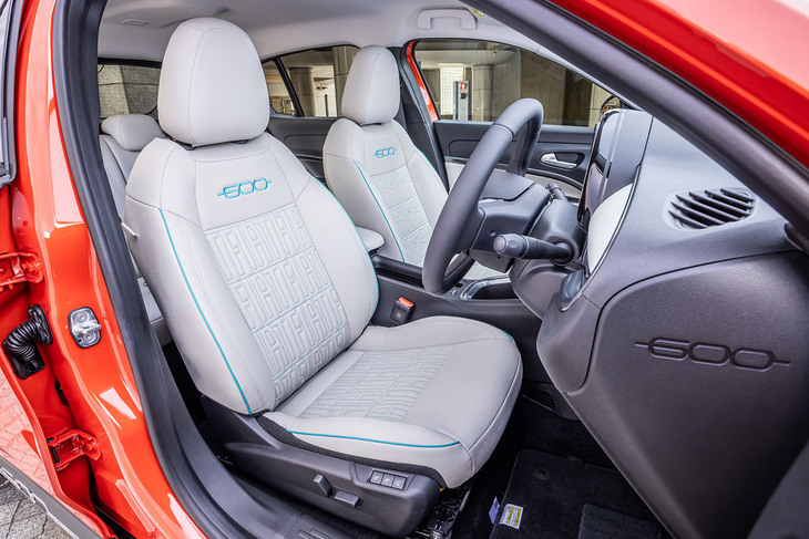 エコレザー表皮で仕立てたシート。背もたれと座面に「FIAT」のロゴステッチ、ヘッドレスト下にブルーの「600」ロゴ刺しゅうが入り、ファッショナブルな雰囲気を演出している。