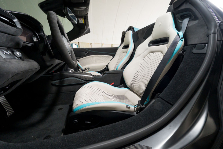 試乗車のシート表皮は、上質な本革とレーザー加工が施されたアルカンターラで、やはりフォーリセリエの特注カラーでコーディネートされていた。
