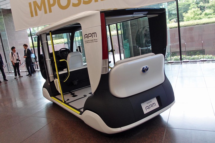 リアビュー。床の低さとグラスエリアの広さが印象的。