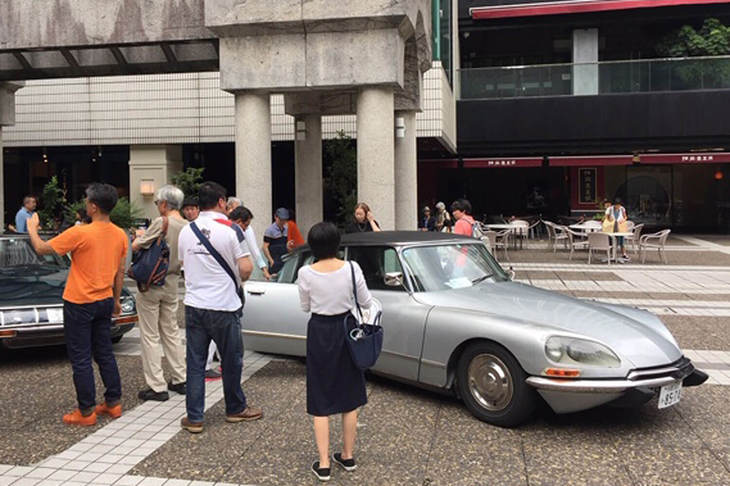 「シトロエンDS」は会場でも大人気。
	 
	