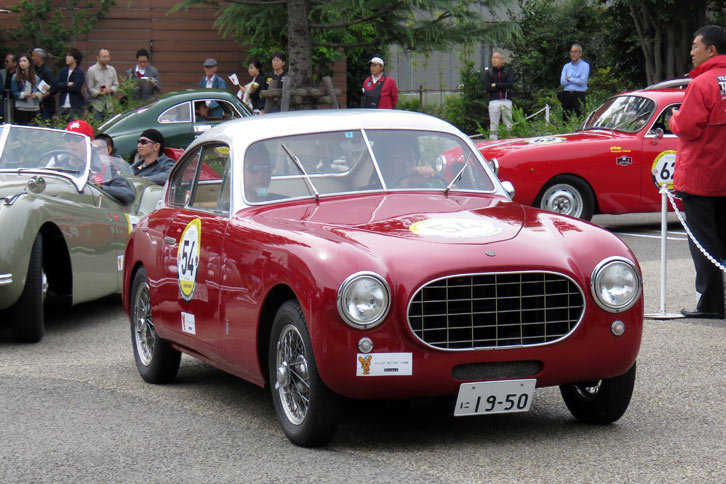 白と赤のツートンカラーが鮮やかな、1950年式「フィアット1100S」。