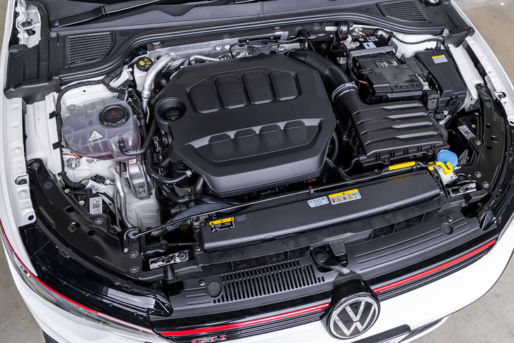 2リッター直4ターボエンジンは、最高出力265PS/5250-6500rpm、最大トルク370N・m/1600-4500rpmを発生。出力は従来型よりも20PSアップしている。組み合わされるトランスミッションは7段DSG。