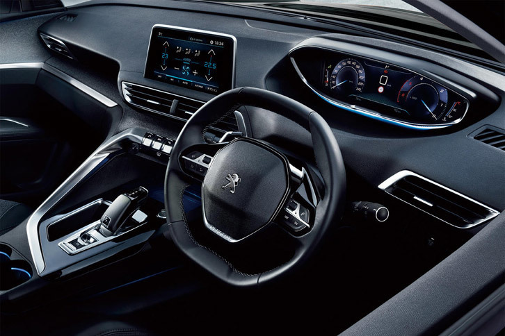 ステアリングの上からメーターを視認するレイアウトが特徴のインストゥルメントパネルまわり。