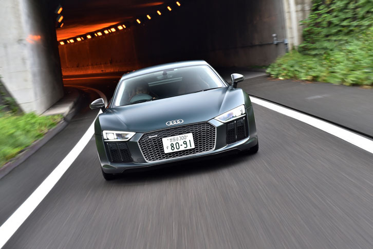 動力性能は0-100km/h加速が3.2秒で、最高速は330km/h。