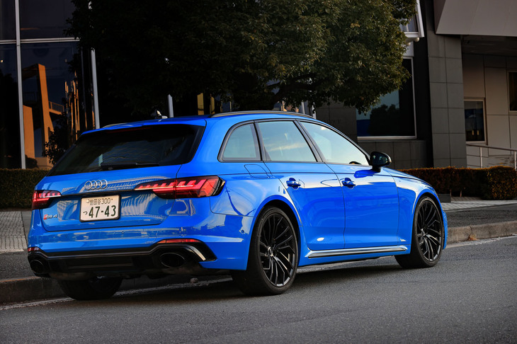 狭められたホイールハウスのクリアランスや、大きく張り出したオーバーフェンダーが目を引くエクステリア。全幅はベース車より20mm大きい1865mmとなっている。