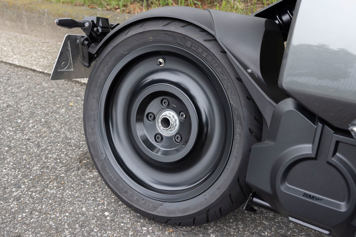 マフラーがなく、アームやサスペンション、駆動ベルトなどが左側にまとめられているため、右から見るとリアホイールを隠すものは一切ない。これも他のスクーターでは見られない、「CE 04」ならではのデザインだ。