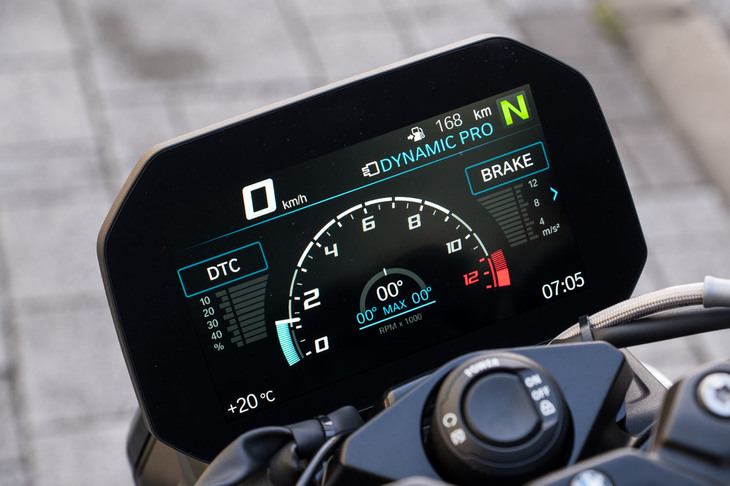 車両の状態を知らせる6.5インチTFT液晶ディスプレイ。車速やエンジン回転数はもちろん、バンク角や減速度、ラップタイム、トラクションコントロールの作動状況なども表示できる。