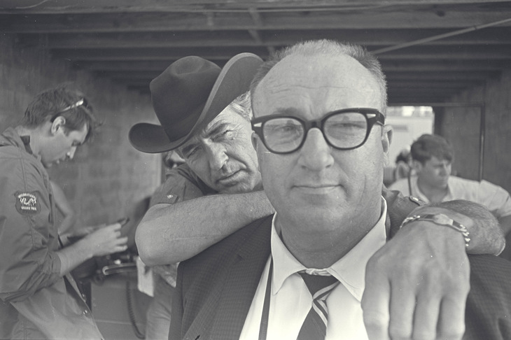 1966年のルマンに、フォード陣営はシェルビーとホールマン・ムーディー、アラン・マン・レーシングの3チーム体制で臨んだ。写真は1967年のセブリングにて、ジョン・ホールマン（手前）に絡むキャロル・シェルビー（奥）。