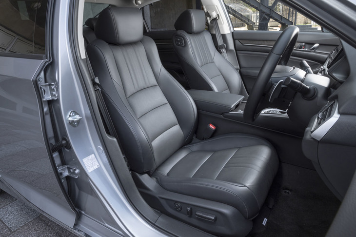 先代モデル比で前席のヒップポイントは25mm下げられている。運転席は8ウェイ、助手席は4ウェイの電動シートが標準装備される。