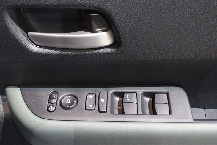 ホンダ・フリード クロスター（ドアパネル）