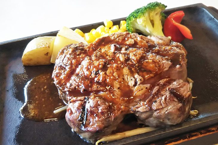 軽井沢でいただいたステーキ。がめつい記者は、6000円分の地域共通クーポンを完全に使い切って旅を終えた。