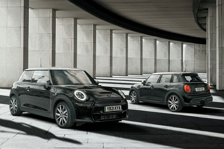 「MINIクーパーS 3ドア シャドーエディション」（写真向かって左）と「クーパーS 5ドア シャドーエディション」（同右）。