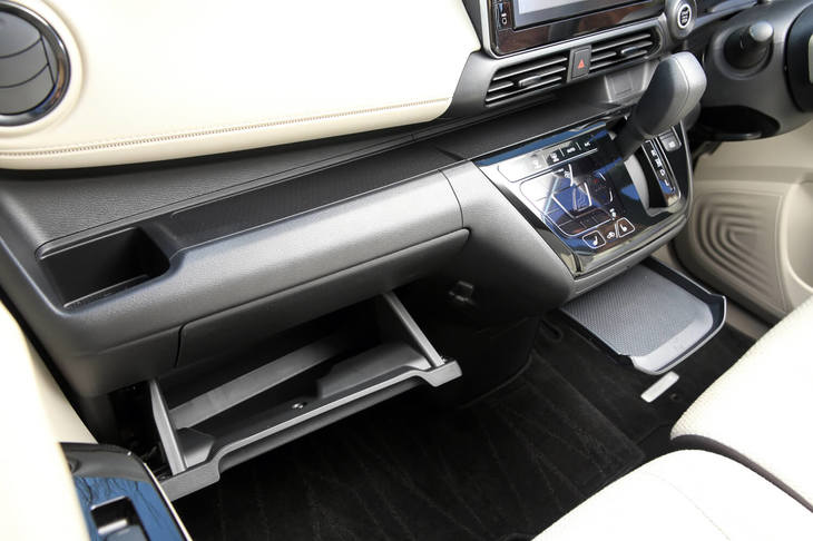 ダッシュボードまわりの収納スペース。写真は「eKワゴンG」。