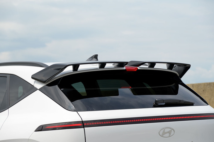 ルーフエンドではウイングタイプのリアスポイラーが主張する。左右2分割式で、よく見るとスタンダードモデルと同じルーフエンドスポイラーとの2階建て構造になっていることが分かる。