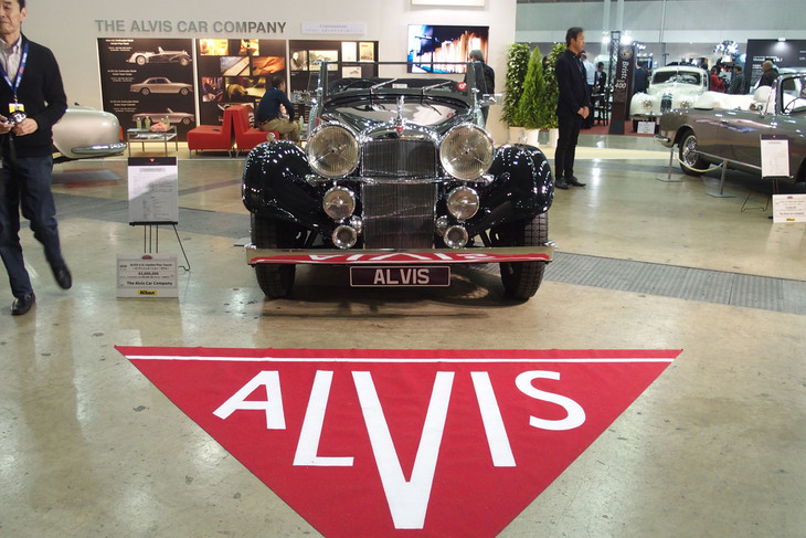 「オートモビル カウンシル2024」において英国の老舗ブランド「ALVIS（アルヴィス」の車両を3台展示した明治産業のブース。