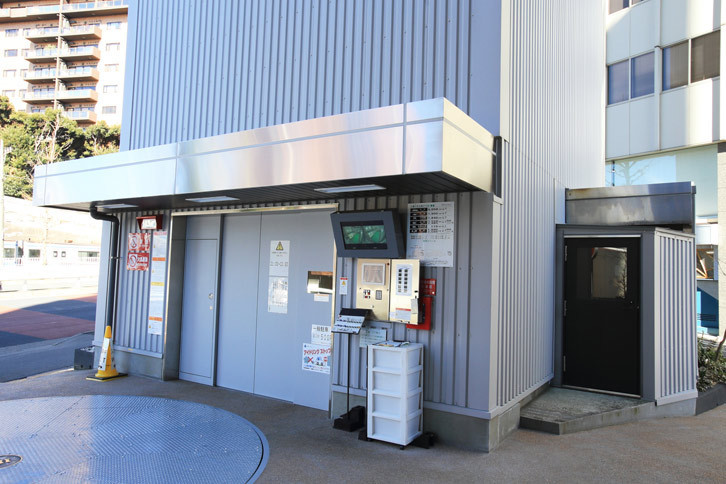 写真の機械式駐車場を含め、オートバックス代官山店は34台分の駐車場を備えている。