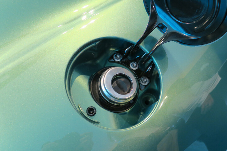 アストンマーティンDB12（給油口）