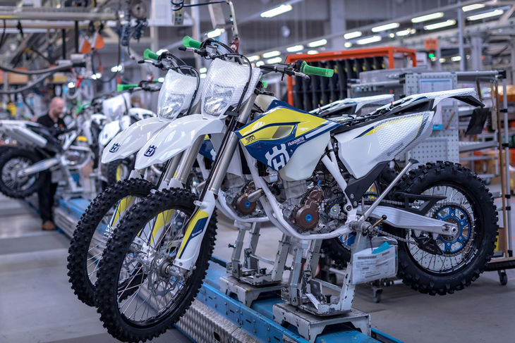 工場のラインを流れるエンデューロモデル。今日でもハスクバーナを支えているのは、エンデューロやモトクロス、スーパーモトなどの車両である。