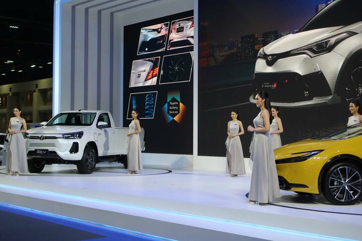 写真奥はピックアップトラック「トヨタ・ハイラックス」をベースにBEV化した「ハイラックスRevo BEVコンセプト」。トヨタが現地進出60周年を祝ったイベントで初披露されていた。