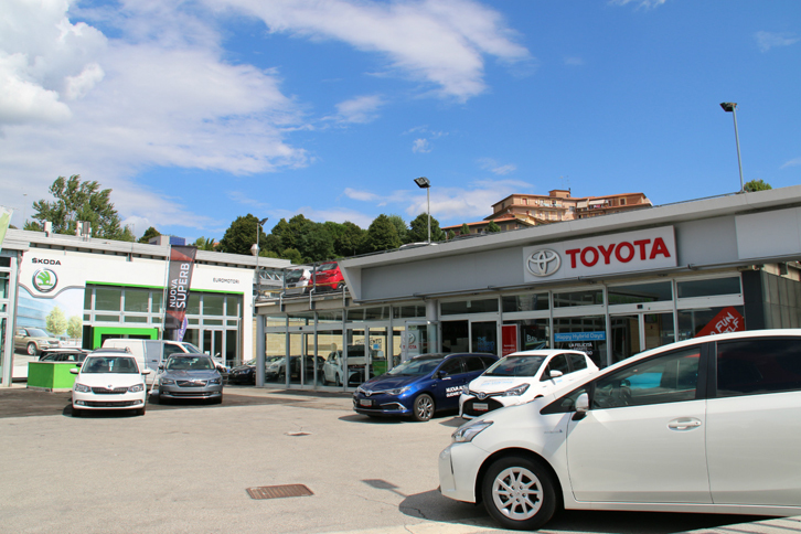 こちらは、トヨタとシュコダの代理店。2015年8月の光景。