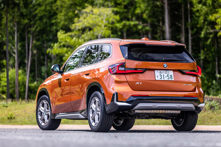 写真のボディーカラーは、8万円の有償色「ユタ・オレンジ」。これを含め新型「X1」には、BMWインディビジュアル仕様を加えた全10種類の外板色が設定される。