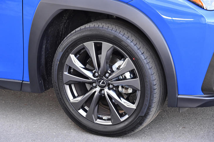 “Fスポーツ”はホイールも専用デザイン。ダークプレミアムメタリック塗装が施されている。