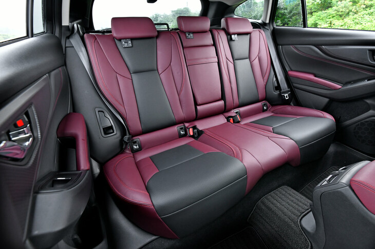 リアシートは従来モデルより足元スペースが広くなったほか、座面長も18mm拡大。USB電源は2口設けられている。