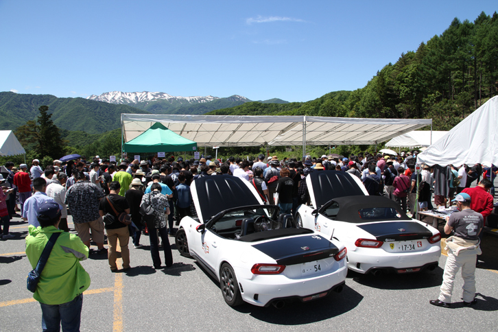 本部テント前に来場者を集めて、ビンゴゲームを実施中。