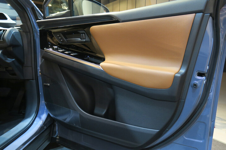 スバル・ソルテラ（フロントドアトリム）