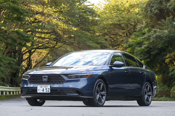 【ホンダ・アコードe：HEVのスペック】
	ボディーサイズ：全長×全幅×全高＝4975×1860×1450mm／ホイールベース：2830mm／車重：1580kg／駆動方式：FF／エンジン：2リッター直4 DOHC 16バルブ／モーター：交流同期電動機／エンジン最高出力：147PS（108kW）/6100rpm／エンジン最大トルク：182N・m（18.6kgf・m）/4500pm／モーター最高出力：184PS（135kW）/5000-8000rpm／モーター最大トルク：335N・m（34.2kgf・m）/0-2000rpm／タイヤ：（前）235/45R18 98W XL／（後）235/45R18 98W XL（ミシュランeプライマシー）／燃費：23.8km/リッター（WLTCモード）／価格：544万9400円
	
	【取材時の電費データ】
	テスト距離：251.0km（市街地1：高速道路7：山岳路2）／使用燃料：18.8リッター（レギュラーガソリン）／参考燃費：13.4km/リッター（満タン法）／16.3km/リッター（車載燃費計計測値）