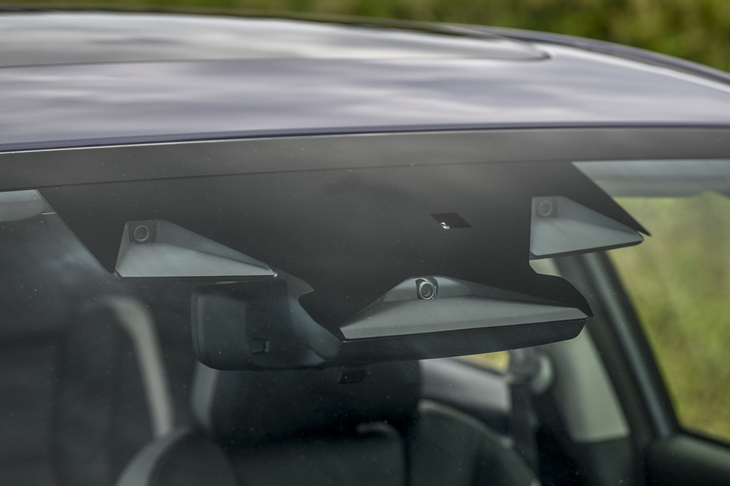 「レヴォーグ」のアプライドD型には、新型「クロストレック」から導入が進んでいる広角単眼カメラやドライバー異常検知システムを備えた最新世代の「アイサイト」が採用された。