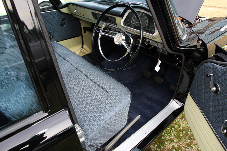 「ベレル2000ディーゼル スペシャルデラックス」の前席まわり。シートはベンチ式で、ギアボックスは1速がノンシンクロの4段コラムシフト。パーキングブレーキは運転席とドアの間に位置するが、この形式から「サイドブレーキ」という和製英語が生まれた。