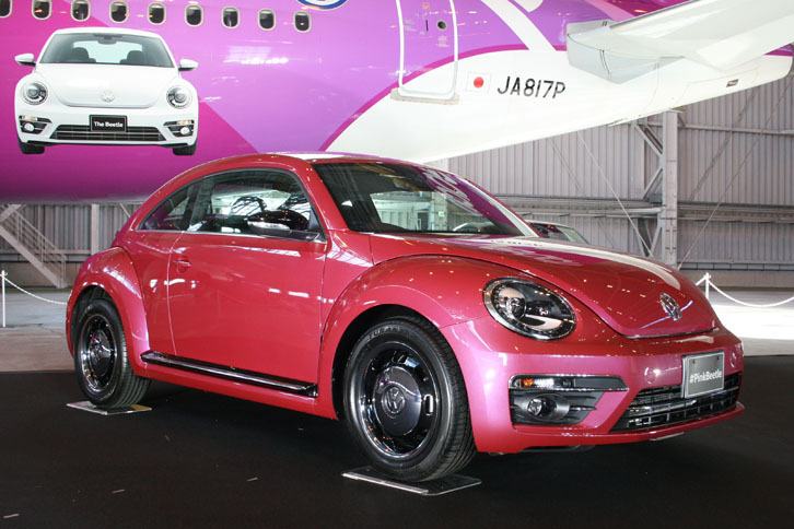 300台限定の「#PinkBeetle」。発表会は関西空港で行われた。