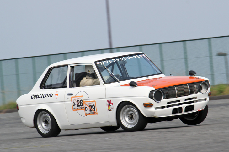 Dクラスにダブルエントリーした「トヨタ・パブリカ」（KP30）。リアフェンダーに描かれた「Guts! パブリカ」は、新車時の広告のキャッチフレーズ。